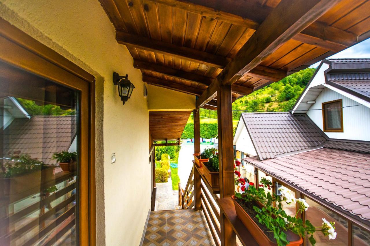 Casa Cu Muri Тыргу-Окна Экстерьер фото