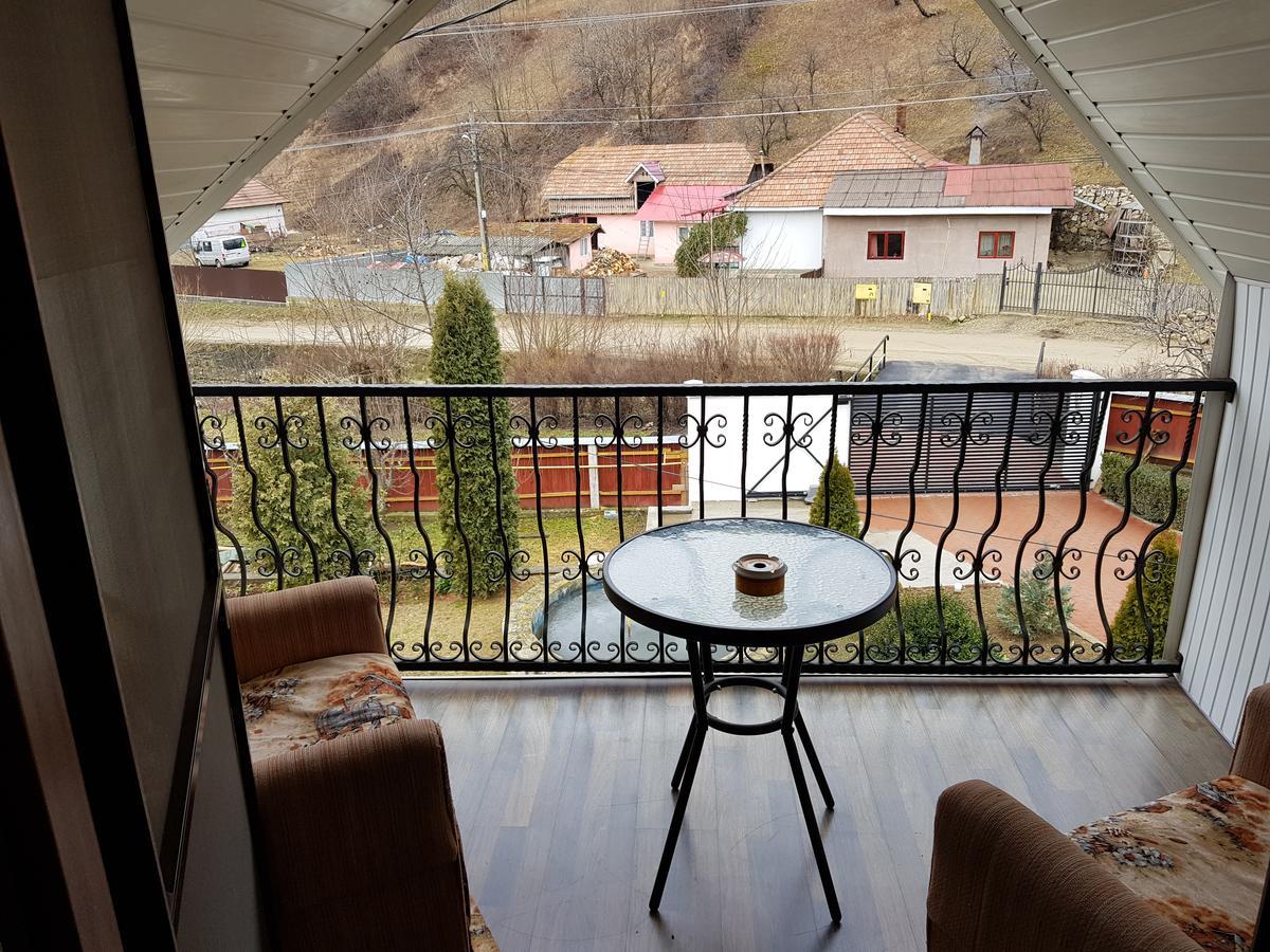 Casa Cu Muri Тыргу-Окна Экстерьер фото