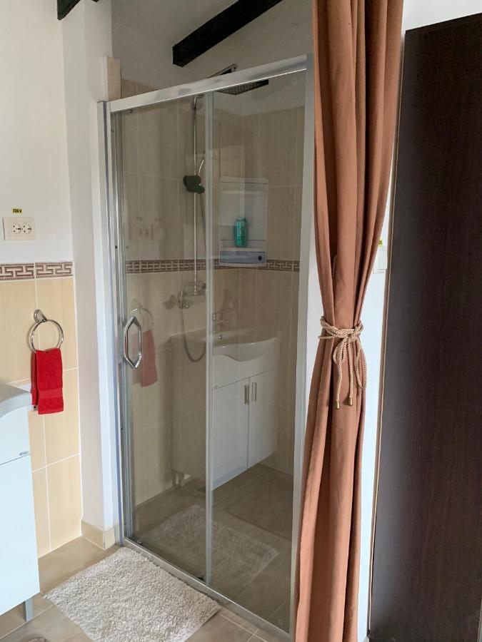 Casa Cu Muri Тыргу-Окна Экстерьер фото
